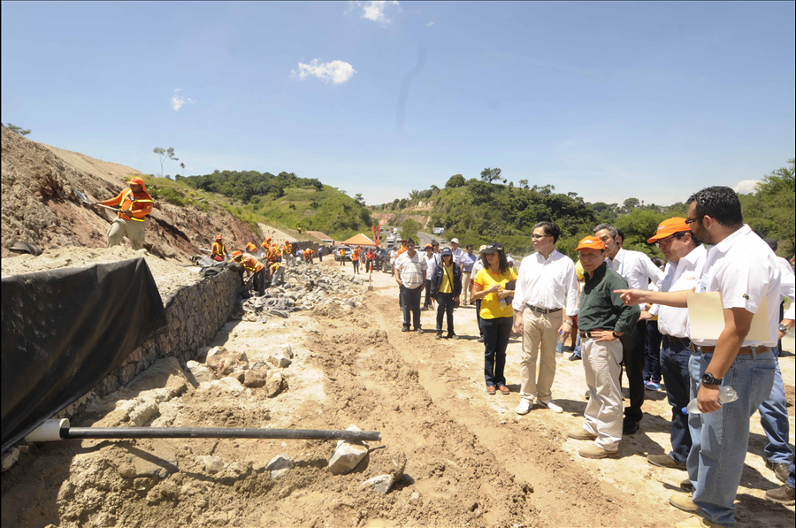 MOP inspecciona obras de protección por deslizamiento, Carretera de Oro